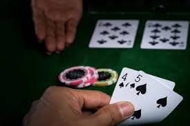 မြန်မာနိုင်ငံတွင် မိုဘိုင်းဖြင့် online gaming ကစားနေသောဓာတ်ပုံ
